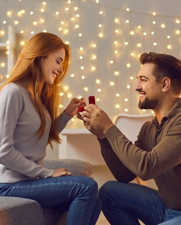 הצעת נישואין בבית  - איך תכרעו ברך במקום הכי אינטימי שיש?
