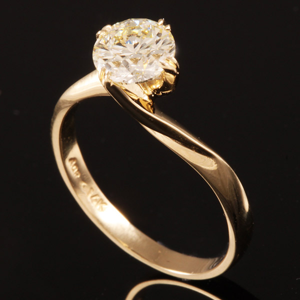טבעת אירוסין סוליטייר זהב מפותל