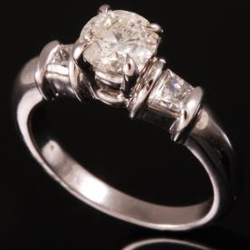טבעת אירוסין יהלומים מרובעים