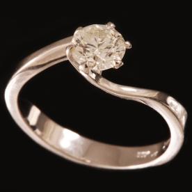 טבעת אירוסין אסימטרית יהלום עגול
