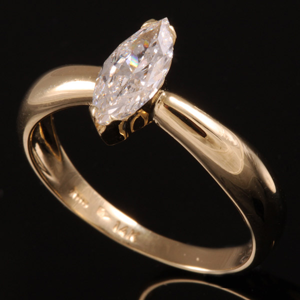 טבעת אירוסין יהלום בצורת שקד