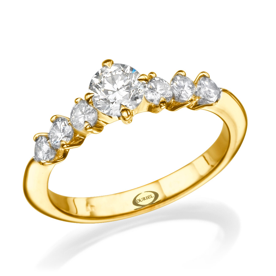 טבעת אירוסין עם שבעה יהלומים 