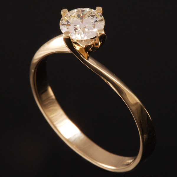 טבעת אירוסין זהב ויהלום מוגבה