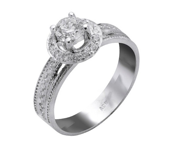 טבעת אירוסין יהלום וסביבו טבעת