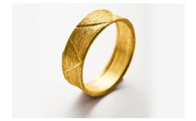 טבעת נישואין עם תבליט משולשים