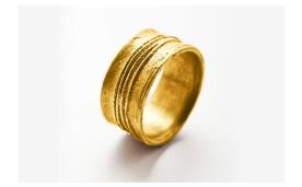 טבעת נישואין עבה מעוטרת 