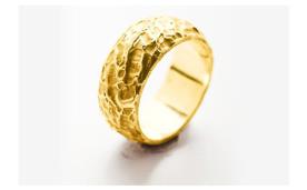 טבעת זהב צהוב בעלת מרקם ייחודי