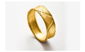 טבעת נישואין מעוטרות קווים