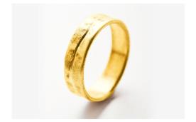 טבעת זהב צהוב עם חריטה 