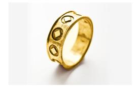 טבעת נישואין מקושטת עיגולים 