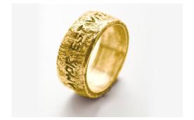 טבעת נישואין עם כיתוב 