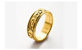 טבעת נישואין צרה עם תבליטים