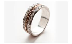 טבעת נישואין עם שוליים מחוספסים