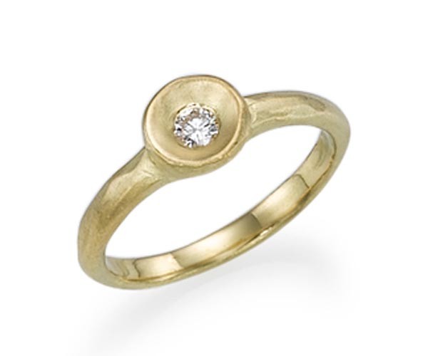 טבעת אירוסין יהלום על צלחת