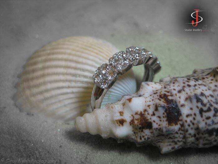 טבעת אלמוג משובצת יהלומים