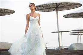 שמלת כלה: קולקציית 2019, שמלה עם כתפיות דקות, שמלה בסגנון רומנטי, שמלה עם תחרה, שמלה עם מחשוף, שמלה בצבע לבן - אילה עמרני