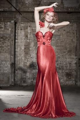 שמלת ערב אדומה עם מחוך