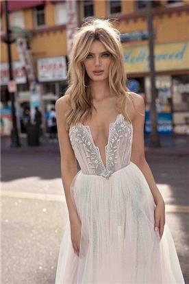 שמלת כלה: קולקציית 2019, שמלה עם כתפיות דקות, שמלה בסגנון רומנטי, שמלה עם תחרה, שמלה עם מחשוף, שמלה בצבע לבן - ברטה BERTA