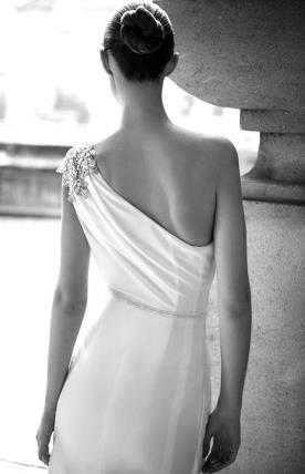שמלת כלה יוונית אסימטרית