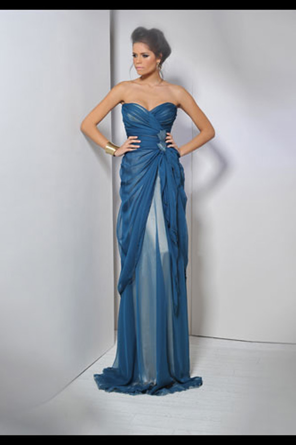 שמלת ערב כחולה בעיצוב קלאסי
