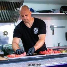 שף אבי לוי חותך אבטיח לקינוח בולדוג - Food Truck