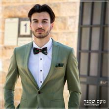 חליפת חתן עם ז'קט אפור, מכופתרת לבנה ופפיון מעוצב מעצב חליפת חתן בבאר שבע - נועם שמגר