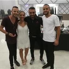 צוות ארטיסטה עם חתן וכלה בחתונה דיג'יי לחתונה - ארטיסטה החברה למוסיקה