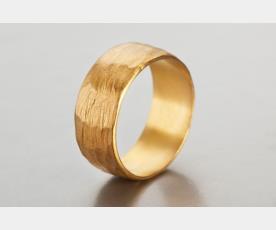 טבעת נישואין עדינה לחתן