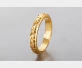 טבעת צרה מעוטרת עשויה זהב