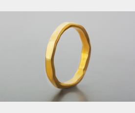 טבעת נישואין צרה לחתן