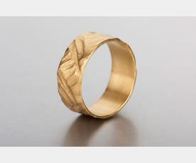 טבעת זהב עם תבליט ייחודי 