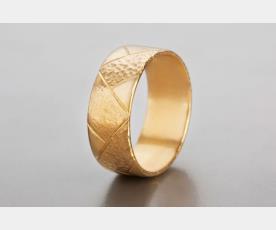 טבעת זהב עבה מעוטרת משבצות