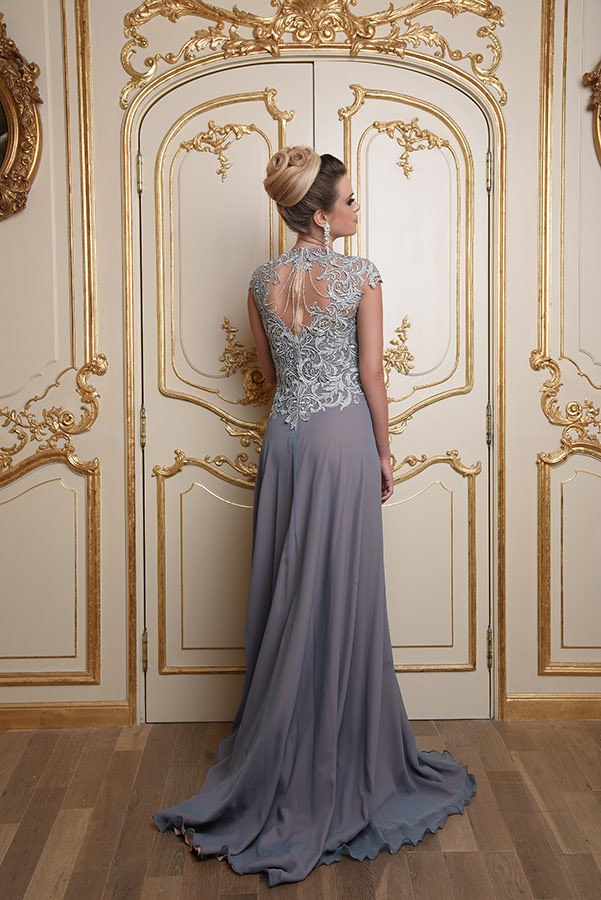 שמלת ערב כחולה עם אפליקציה מיוחדת בגב