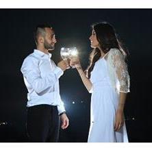 חתן וכלה לוגמים לחיים חברת צילום