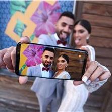 חתן וכלה מצטלמים סלפי סטודיו צילום