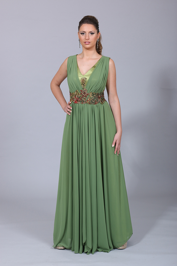 שמלת ערב ירוקה עם כיווצים וחגורה