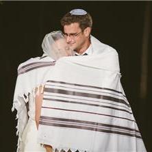 חתן וכלה עטופים בטלית - H&A Photography צילום אירועים צילום חתונות