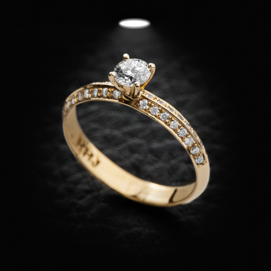 טבעת אירוסין יהלום עם הגבהה