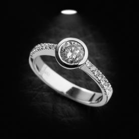 טבעת אירוסין יהלום מוקף זהב לבן
