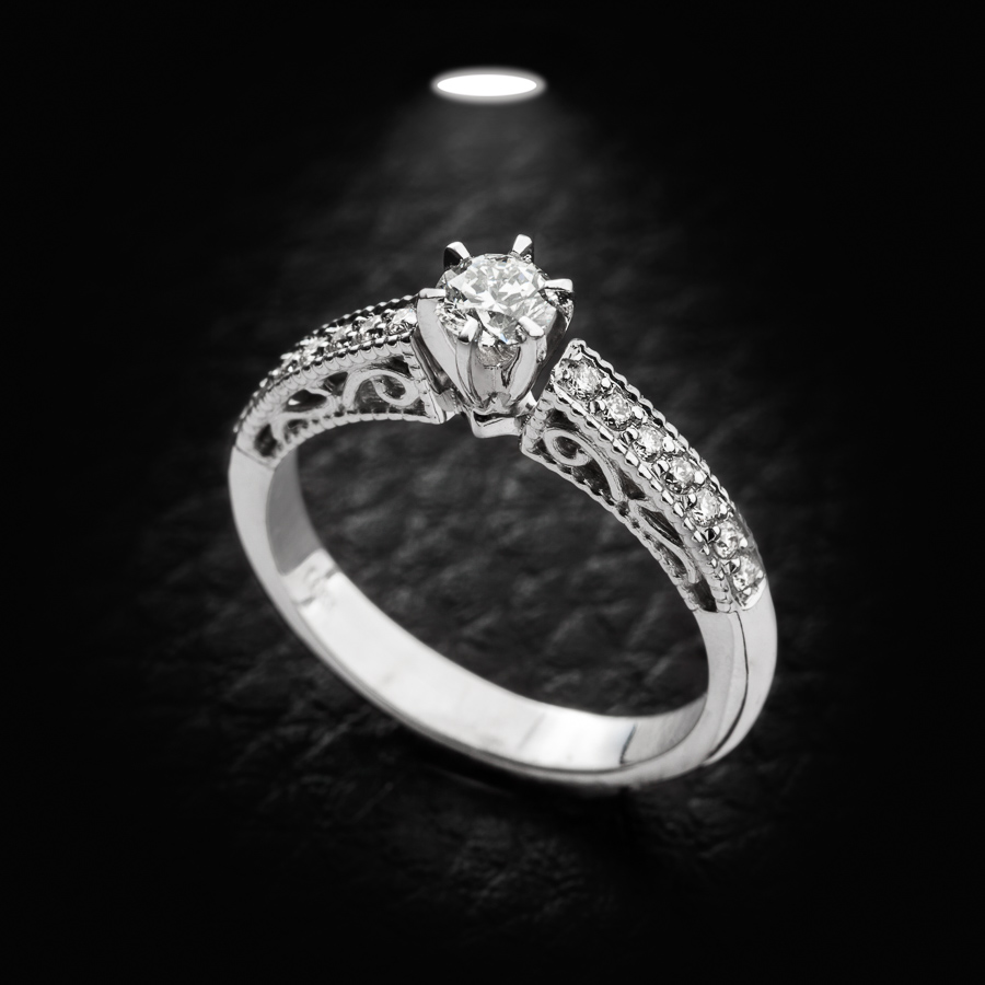 טבעת אירוסין עם עם הטבעה