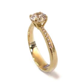 טבעת אירוסין משובצת יהלומים