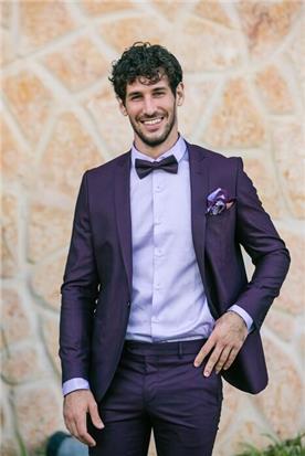 חליפת חתן: חליפת שלושה חלקים, חליפה בגזרה ישרה, חליפה בדוגמה חלקה, חליפה בצבע סגול - אופנת סגל