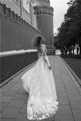 שמלת כלה: שמלה בסגנון רומנטי, שמלה עם תחרה, שמלה בגזרת בת הים, שמלה עם שרוולים, שמלה בצבע לבן - נטע דובר - שמלות כלה