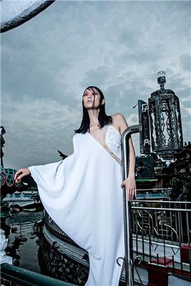 שמלת כלה: שמלה בסגנון רומנטי, שמלה עם תחרה, שמלה עם מחשוף, שמלה בצבע לבן, קולקציית 2017 - רובי חושנגי