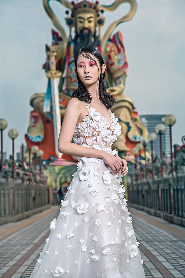 שמלת ערב: שמלה עם כתפיות עבות, שמלה בסגנון קלאסי, שמלה עם תחרה, שמלה בצבע לבן, קולקציית 2017 - רובי חושנגי