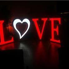 אותיות LOVE מוארות בצבע אדום אותיות מוארות לחתונה