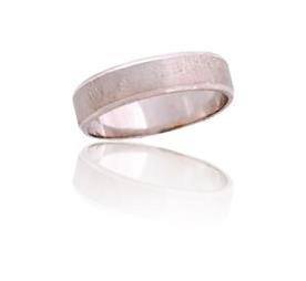טבעת נישואין רחבה עם שני פסים דקים
