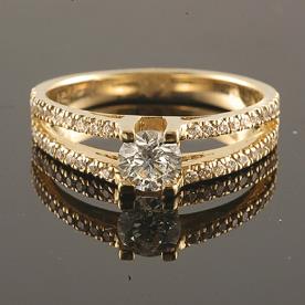 טבעת אירוסין 2 שורות יהלומים ויהלום מרכזי זהב צהוב