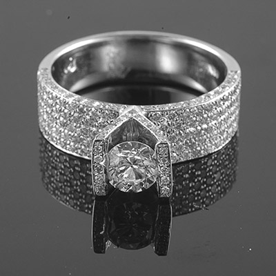 טבעת אירוסין רחבה עם שיבוץ יהלומים מסביב ויהלום מרכזי