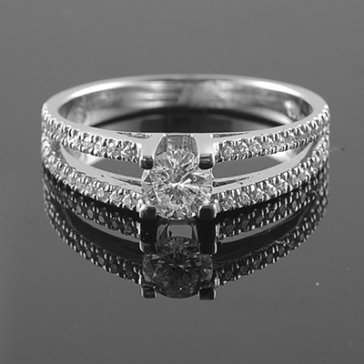 טבעת אירוסין 2 שורות יהלומים ויהלום מרכזי זהב לבן
